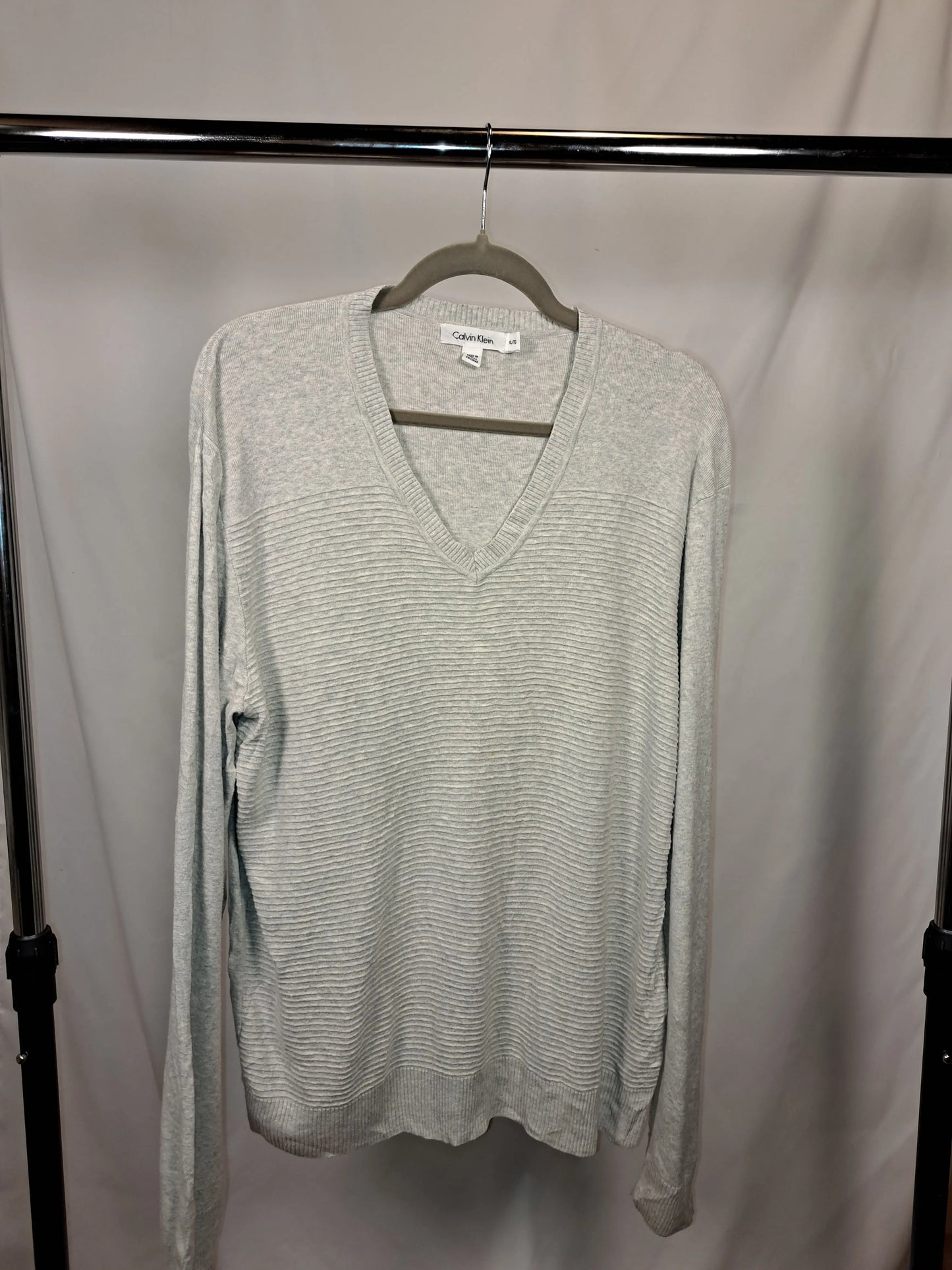 Calvin Klein Vintage V-Neck Pullover Hellgrau – Größe XL | Minimalist Rib Knit Calvin Klein